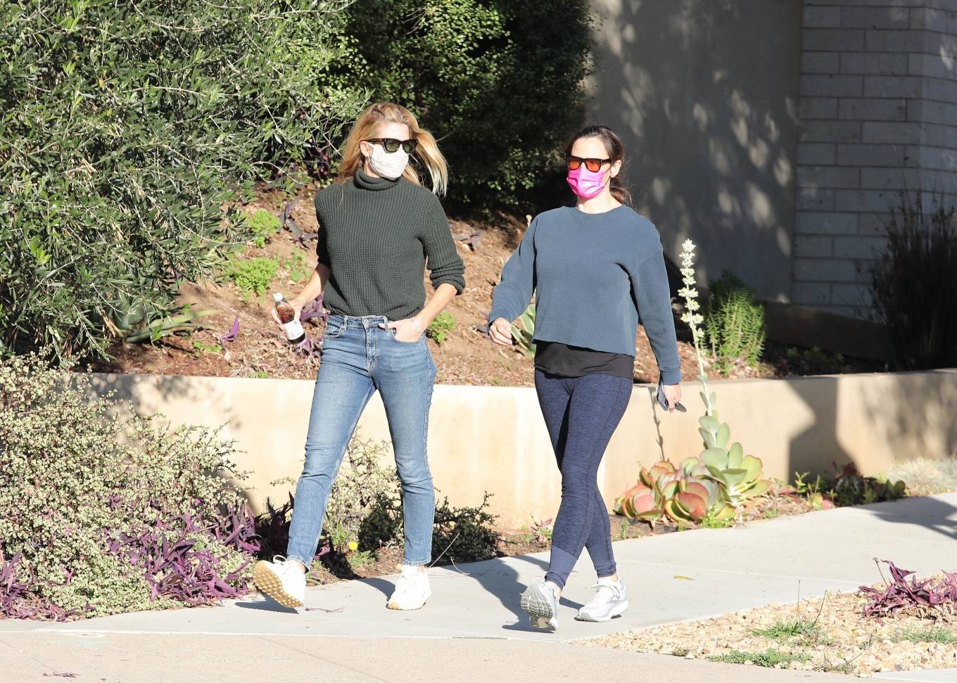 Jennifer Garner – Seen with a friend in Brentwood