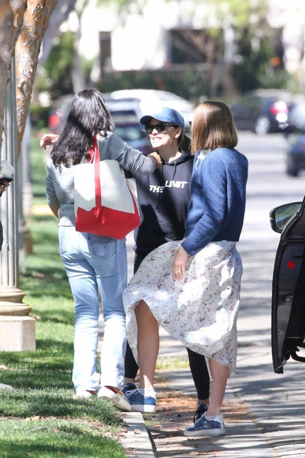 Jennifer Garner - Seen with her friends in Santa Monica