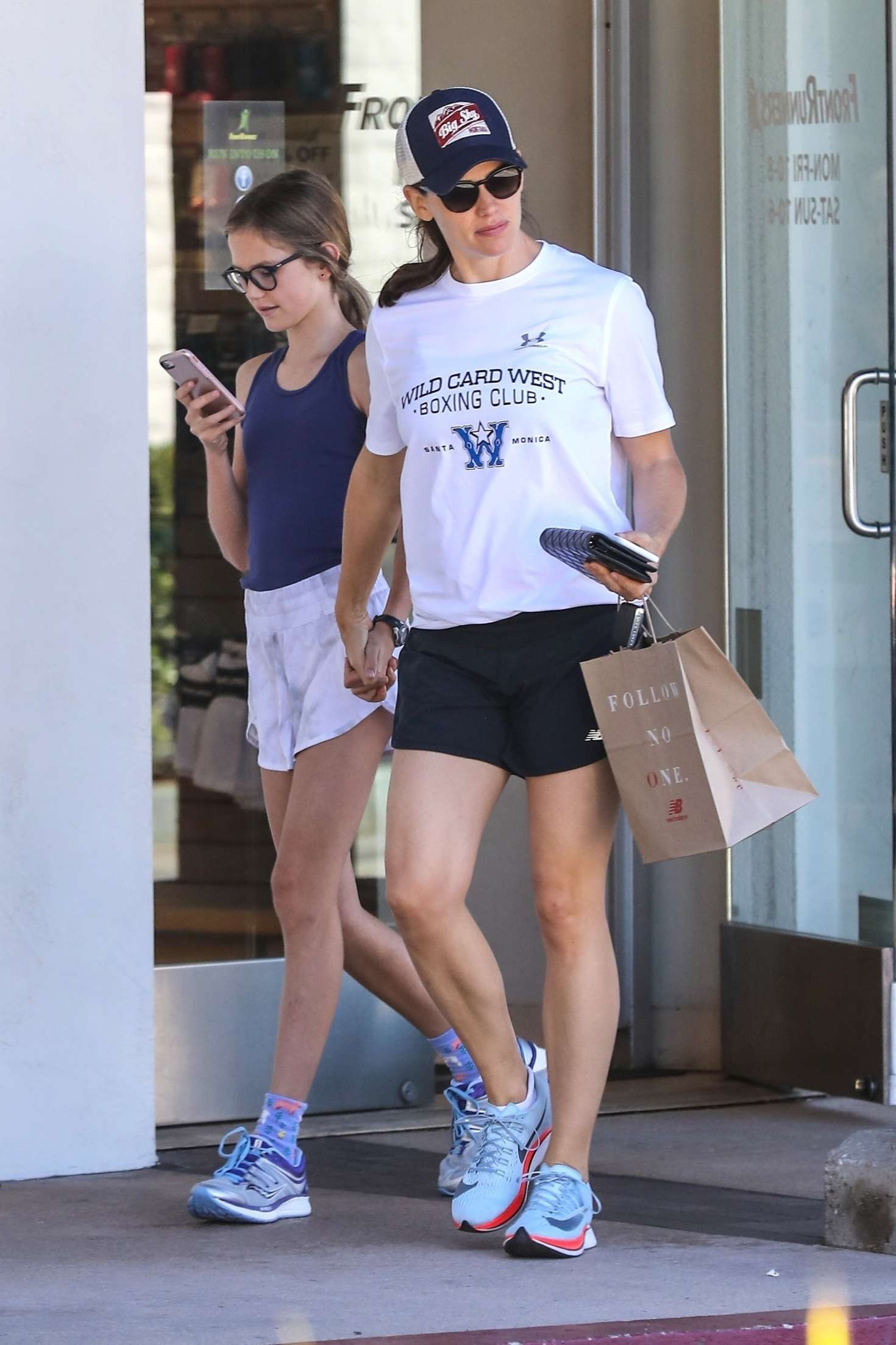 Jennifer Garner 2018 : Jennifer Garner: Shopping at Front Runners -05
