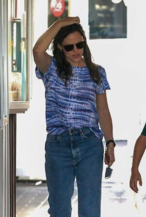 Jennifer Garner - Shopping candids at Edelweiss Chocolates at the Brentwood Country Mart