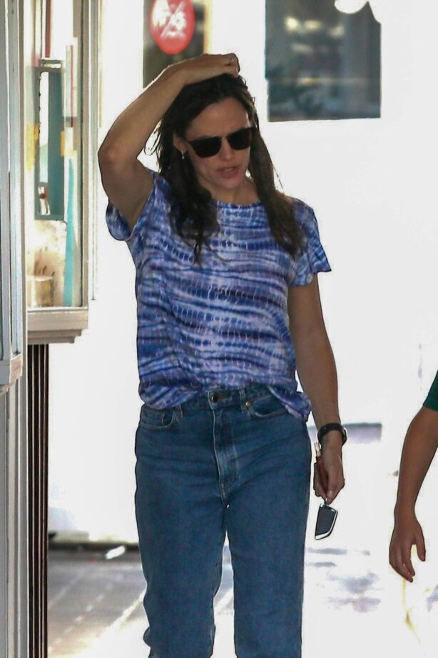 Jennifer Garner - Shopping candids at Edelweiss Chocolates at the Brentwood Country Mart