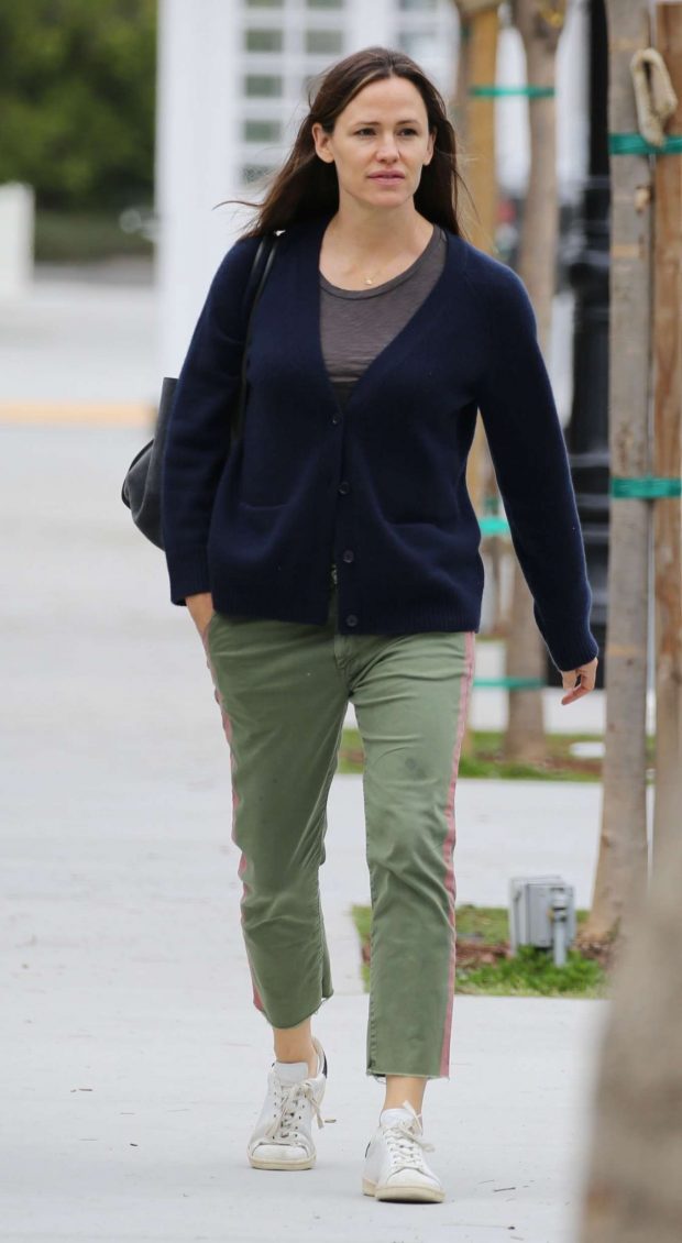 Jennifer Garner - Shopping candids in the Pacific Palisades