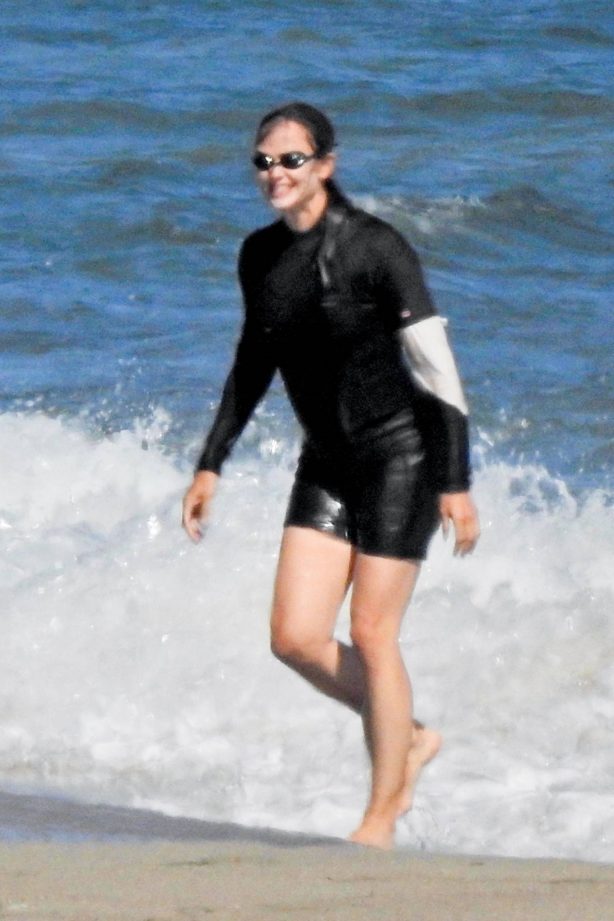 Jennifer Garner - Slips into a wet suit for a swim in Malibu