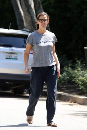 Jennifer Garner - Spends time looking at her new house in Brentwood
