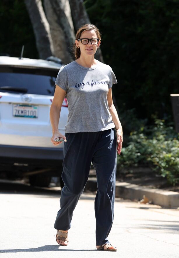 Jennifer Garner - Spends time looking at her new house in Brentwood