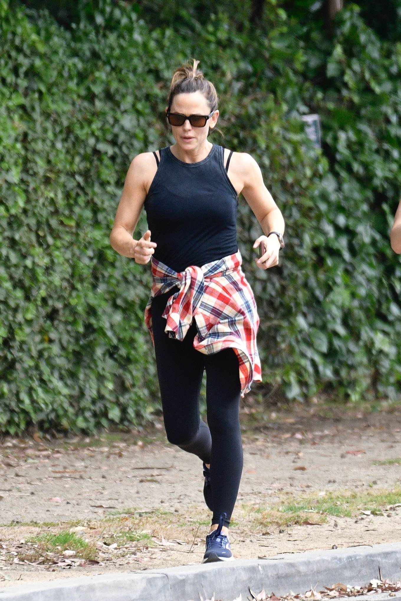 Jennifer Garner - Spotted on intense run around her neighborhood in Brentwood