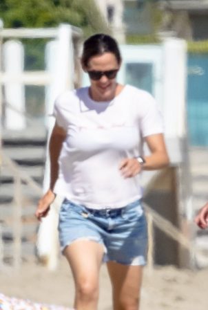 Jennifer Garner - Spotted on the beach in Malibu