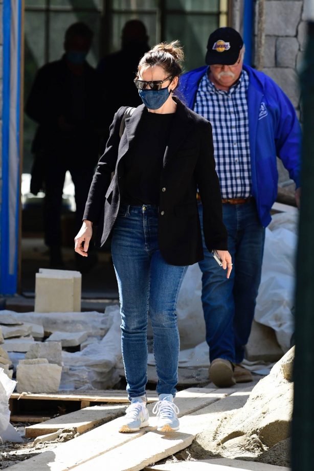 Jennifer Garner - Spotted on the construction of her new home in Brentwood