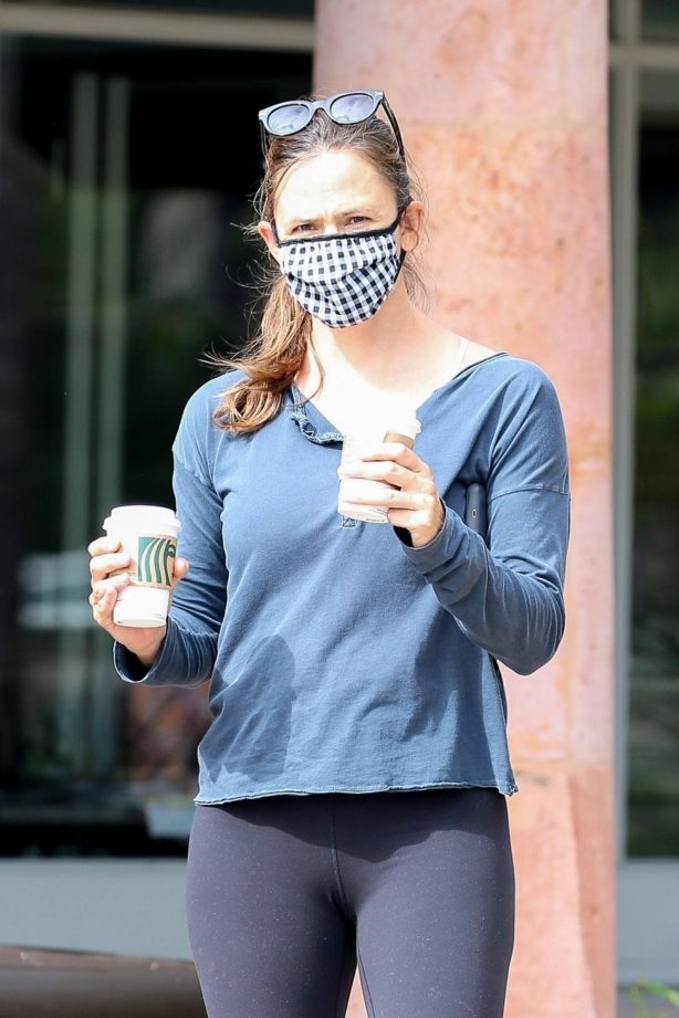 Jennifer Garner - Spotted while getting morning coffee in Malibu