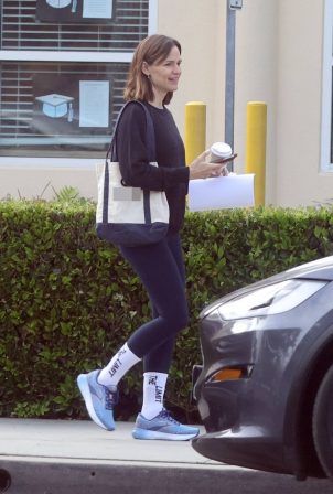 Jennifer Garner - Spotted while out in Los Angeles