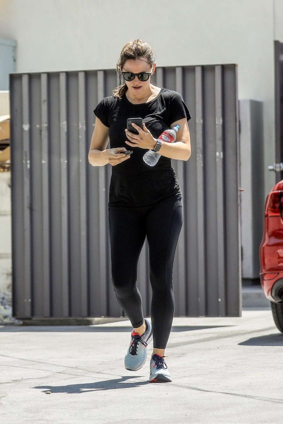Jennifer Garner - Spotted while walking to her car at Body by Simone gym in West Hollywood