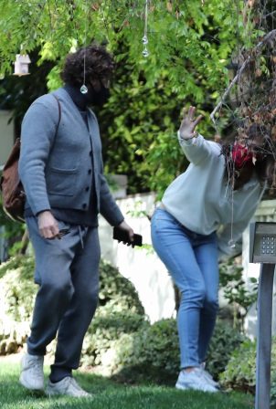 Jennifer Garner - Spotted with Edgar Ramirez as he leaves her house in Brentwood