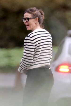Jennifer Garner - Steps out in a striped cardigan in Brentwood