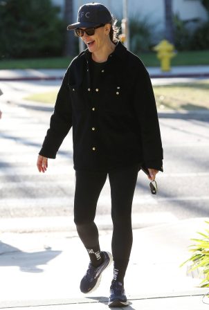 Jennifer Garner - Steps out in Santa Monica