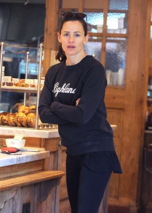 Jennifer Garner stops for coffee at Le Pain Quotidien in Brentwood