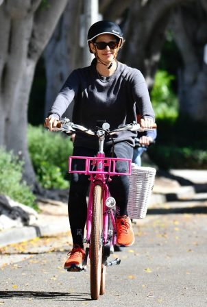 Jennifer Garner - Takes a bike ride in Los Angeles