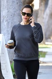 Jennifer Garner - Takes a morning walk while on the phone in Brentwood