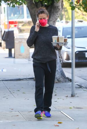 Jennifer Garner - Takes a phone call in Brentwood