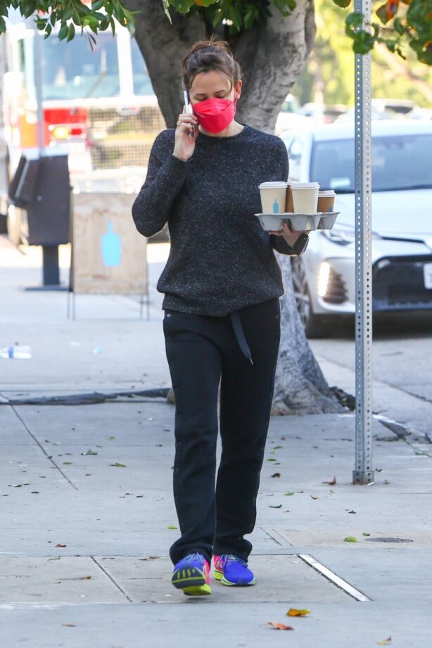 Jennifer Garner - Takes a phone call in Brentwood