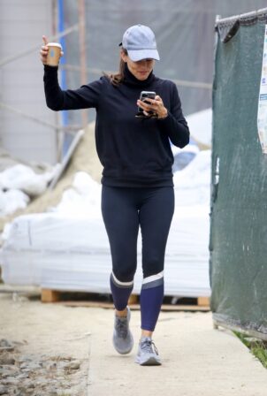 Jennifer Garner - takes a phone call in Los Angeles