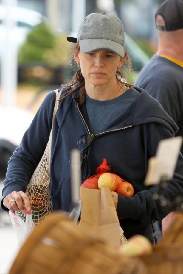 Jennifer Garner - Visits her local Sta. Monica Farmer's Market