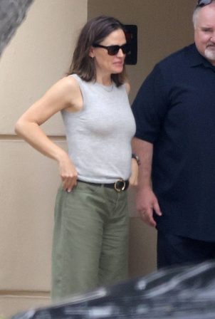 Jennifer Garner - Wears chic tank top while out in Brentwood