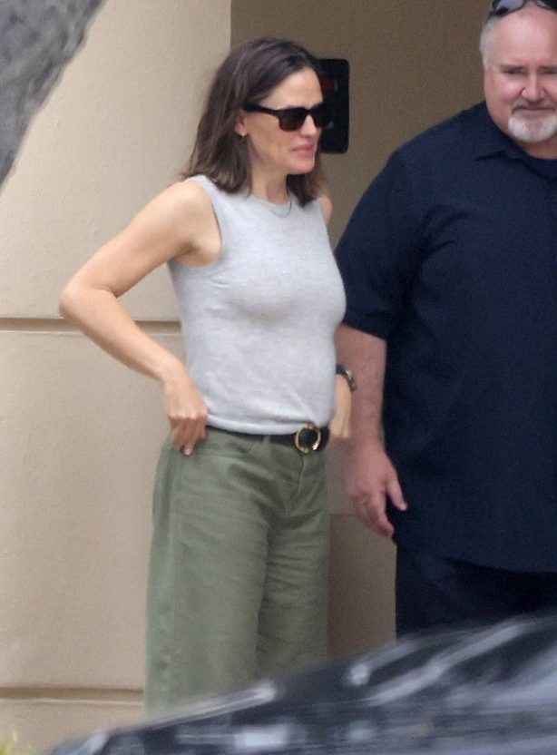 Jennifer Garner - Wears chic tank top while out in Brentwood