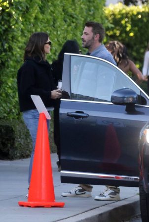 Jennifer Garner - With Ben Affleck chatting by her car in Los Angeles