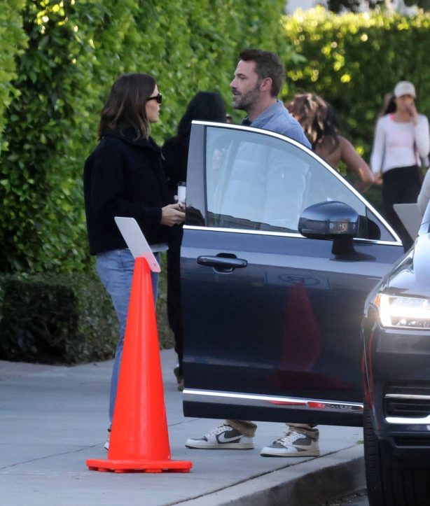 Jennifer Garner - With Ben Affleck chatting by her car in Los Angeles