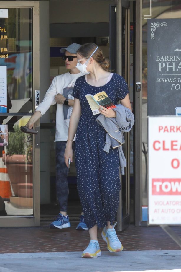 Jennifer Garner - With her daughter Violet Affleck visit a Pharmacy in Brentwood