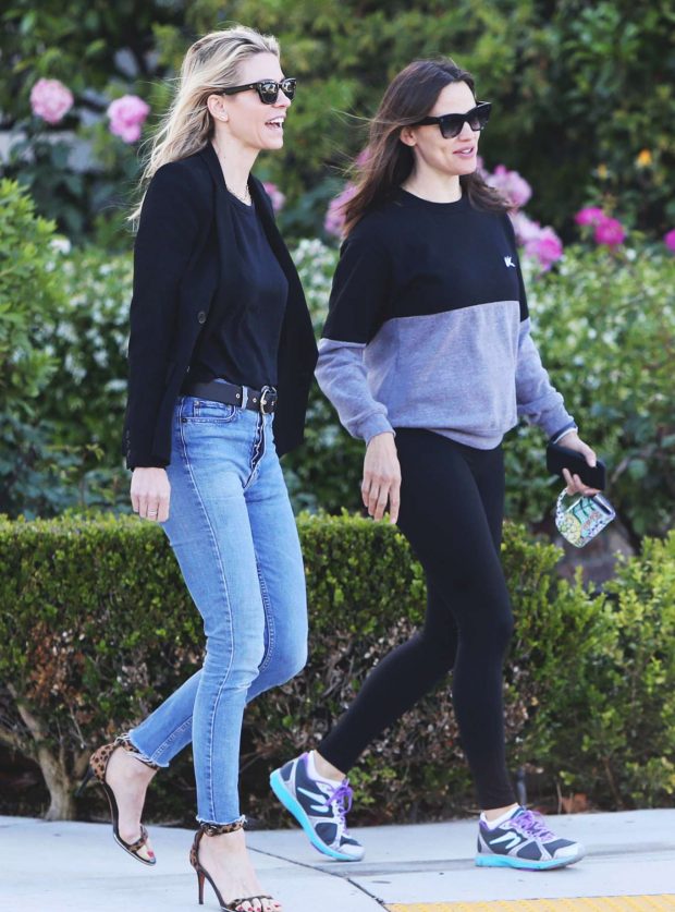 Jennifer Garner - With her Friends Out in Los Angeles