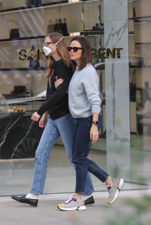 Jennifer Garner - With Violet Affleck seen shopping at the Chanel Store in Beverly Hills