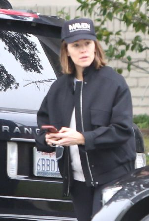 Jennifer Garner - Without makeup goes to physical therapy at MAVEN in Santa Monica