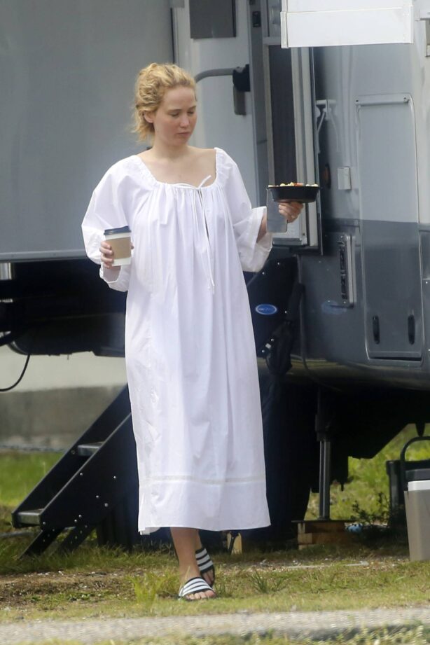 Jennifer Lawrence - Arrives at the set of her new film 'Red, White and Water' in New Orleans