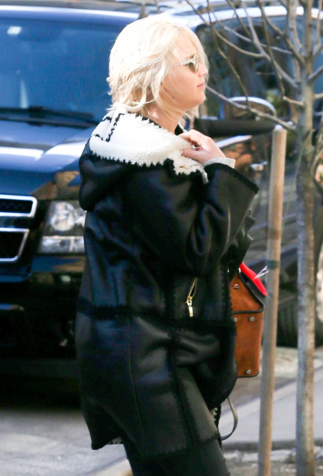 Jennifer Lawrence - Arriving at her hotel in NYC