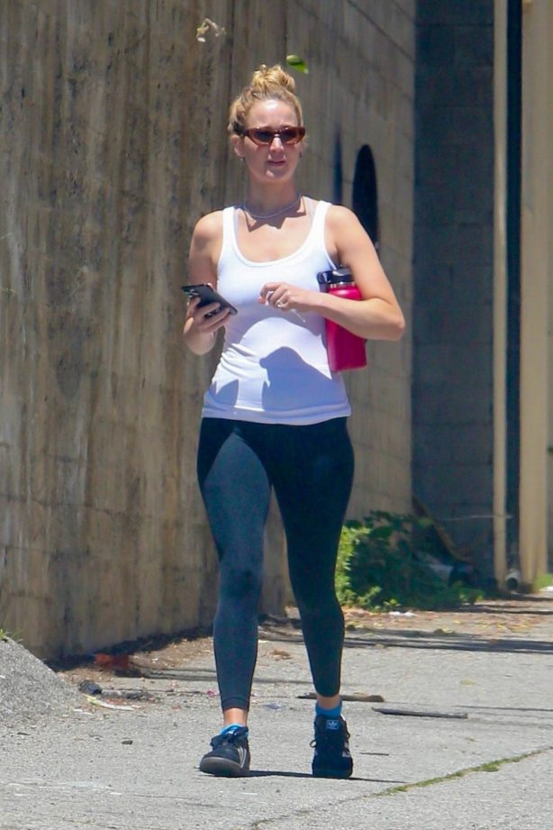 Jennifer Lawrence - Arriving for a Pilates class in Los Angeles