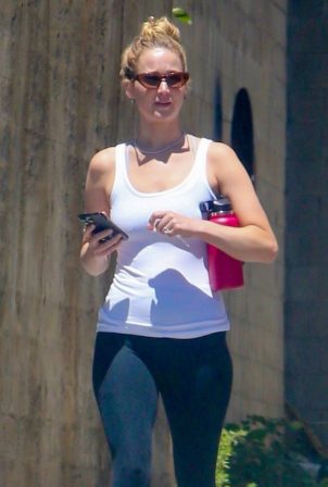 Jennifer Lawrence - Arriving for a Pilates class on Monday afternoon in Los Angeles