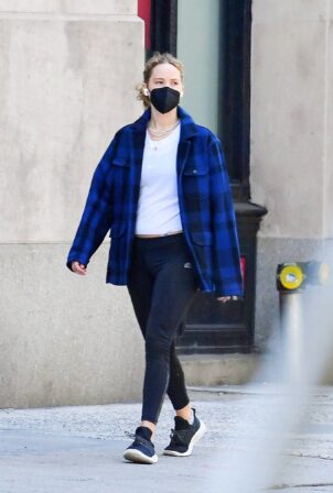 Jennifer Lawrence - Bundles up in an oversized flannel for errands out in Tribeca - New York