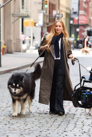 Jennifer Lawrence - Films a Dior commercial with dogs in New York