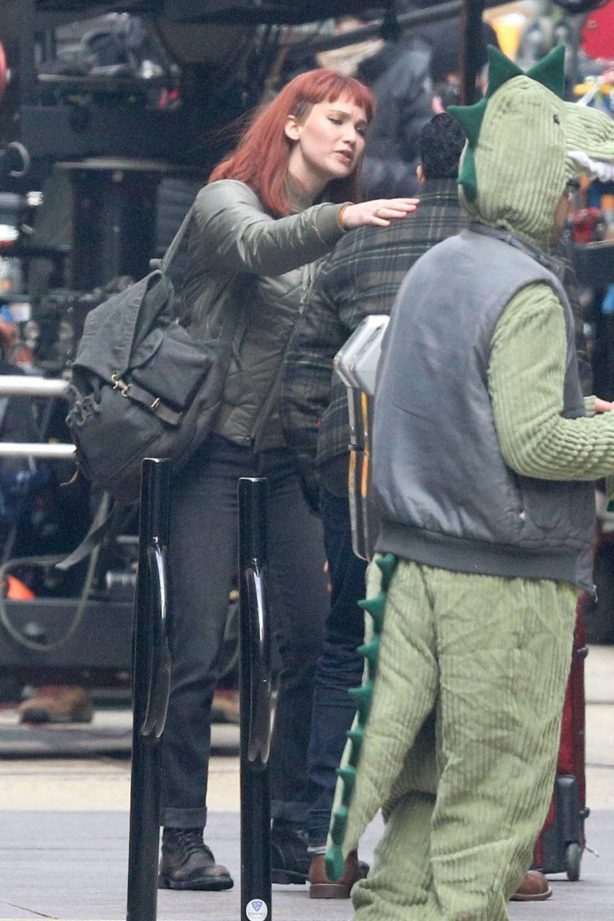 Jennifer Lawrence - Films a scene for Don't Look Up in downtown Boston