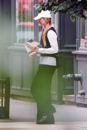 Jennifer Lawrence - Grabs her lunch to go in New York