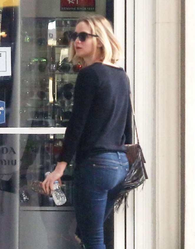 Jennifer Lawrence Booty in Ripped Jeans out in NY