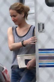 Jennifer Lawrence - Receives white flowers in New Orleans