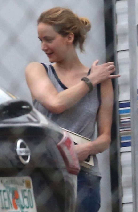 Jennifer Lawrence - Receives white flowers on her birthday in New Orleans