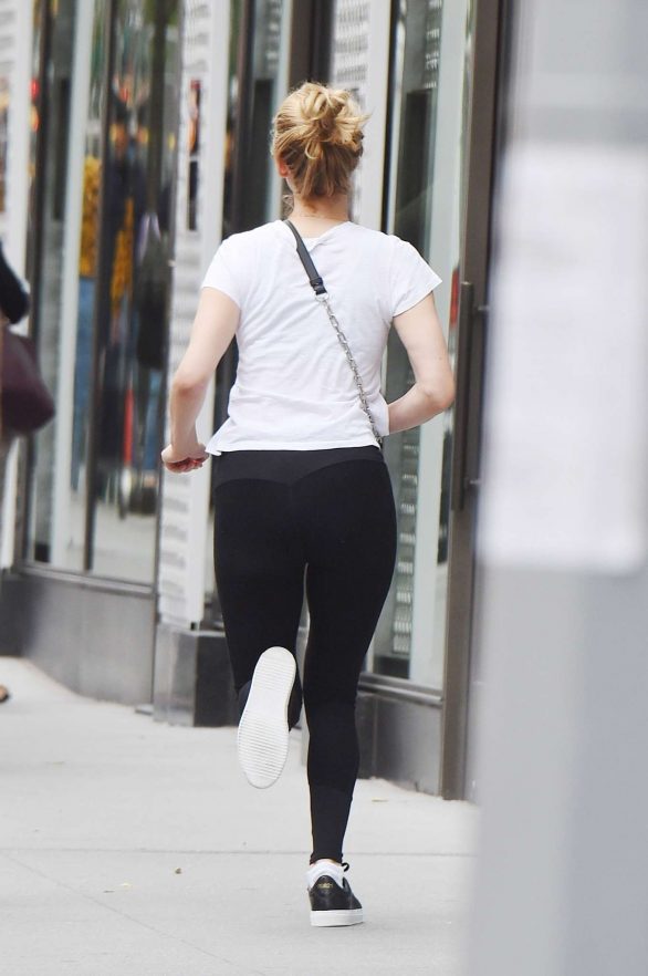 Jennifer Lawrence - Running a block on the Upper East Side in New York
