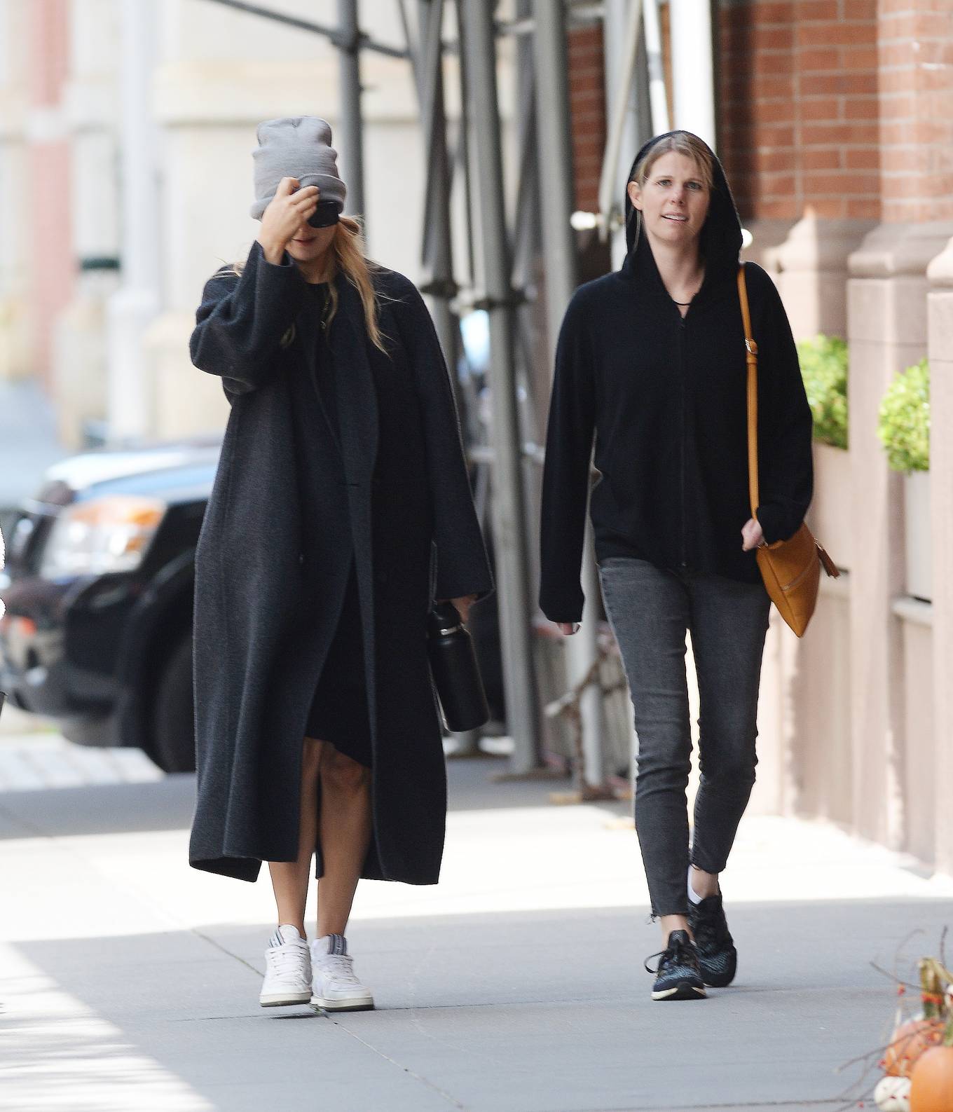 Jennifer Lawrence 2021 : Jennifer Lawrence – Seen on a stroll with a friend in New York City-04