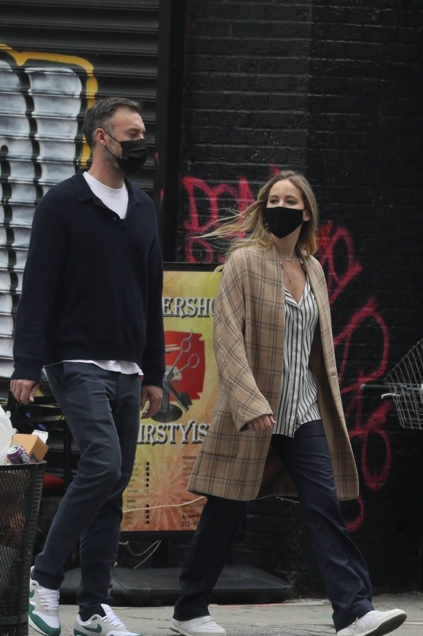 Jennifer Lawrence - Stroll with her husband in New York