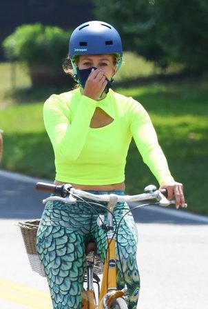 Jennifer Lopez and Alex Rodriguez  - Out for a bike ride in the Hamptons - New York