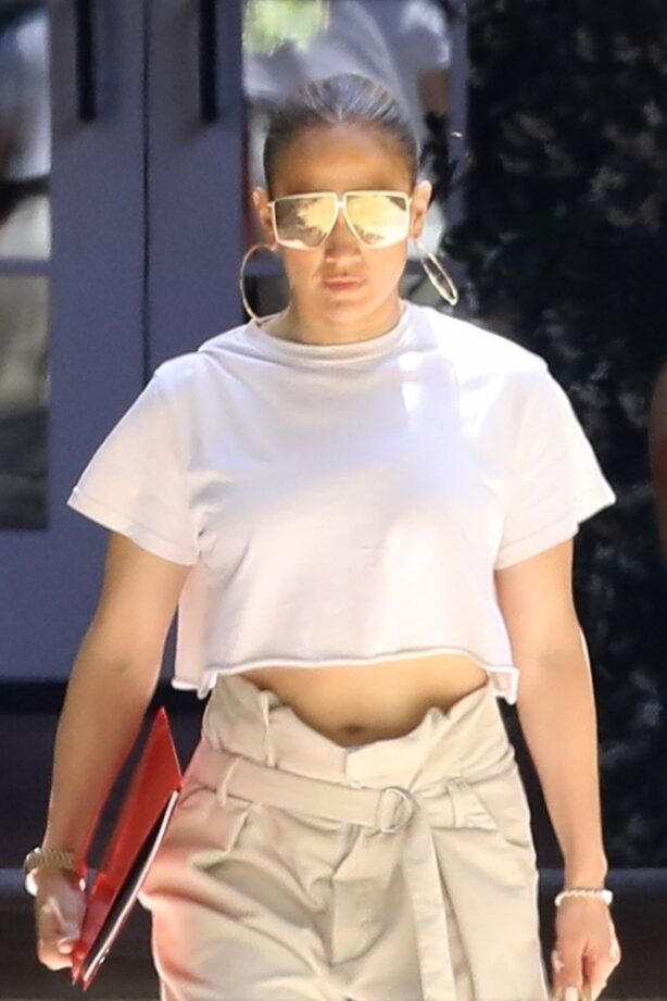 Jennifer Lopez - Ariiving at dance studio in Los Angeles