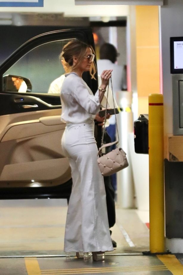 Jennifer Lopez - Arrives at an office building in Los Angeles